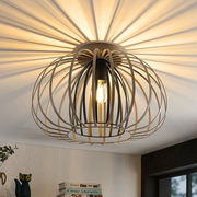 Moderne Deckenleuchte mit einem kugelförmigen, offenen Metallrahmen, der interessante Licht- und Schattenspiele an der Decke erzeugt. Perspektive von unten.