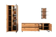 Moderne Wandkombination aus Holz mit Schrank, Sideboard und Wandregal, frontal betrachtet.