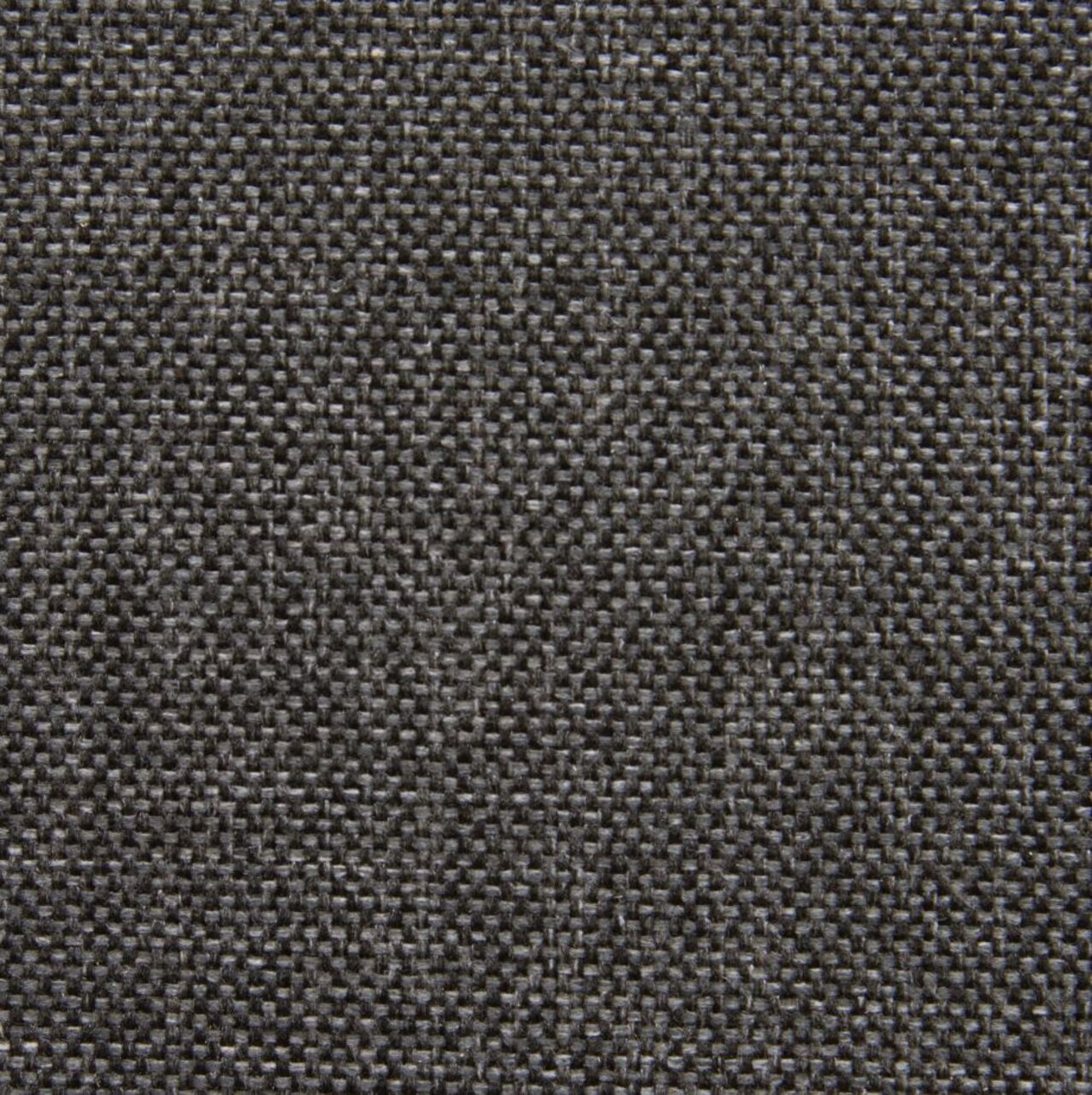 Nahaufnahme eines dunkelgrauen Stoffes mit grober Webstruktur, verwendet für ein Sitzkissen.