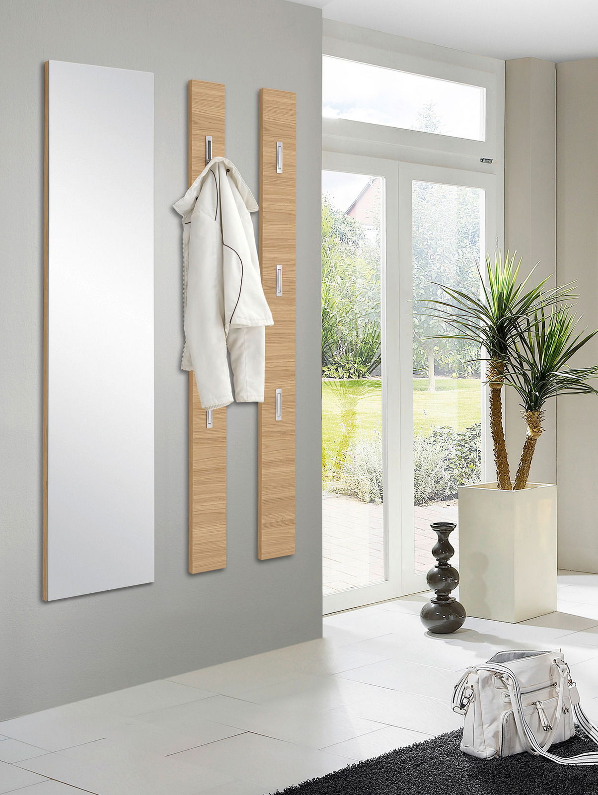 Moderne Garderobenpaneele und Spiegel in einem hellen Raum, seitliche Perspektive.