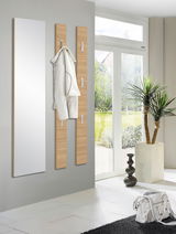 Moderne Garderobenpaneele und Spiegel in einem hellen Raum, seitliche Perspektive.