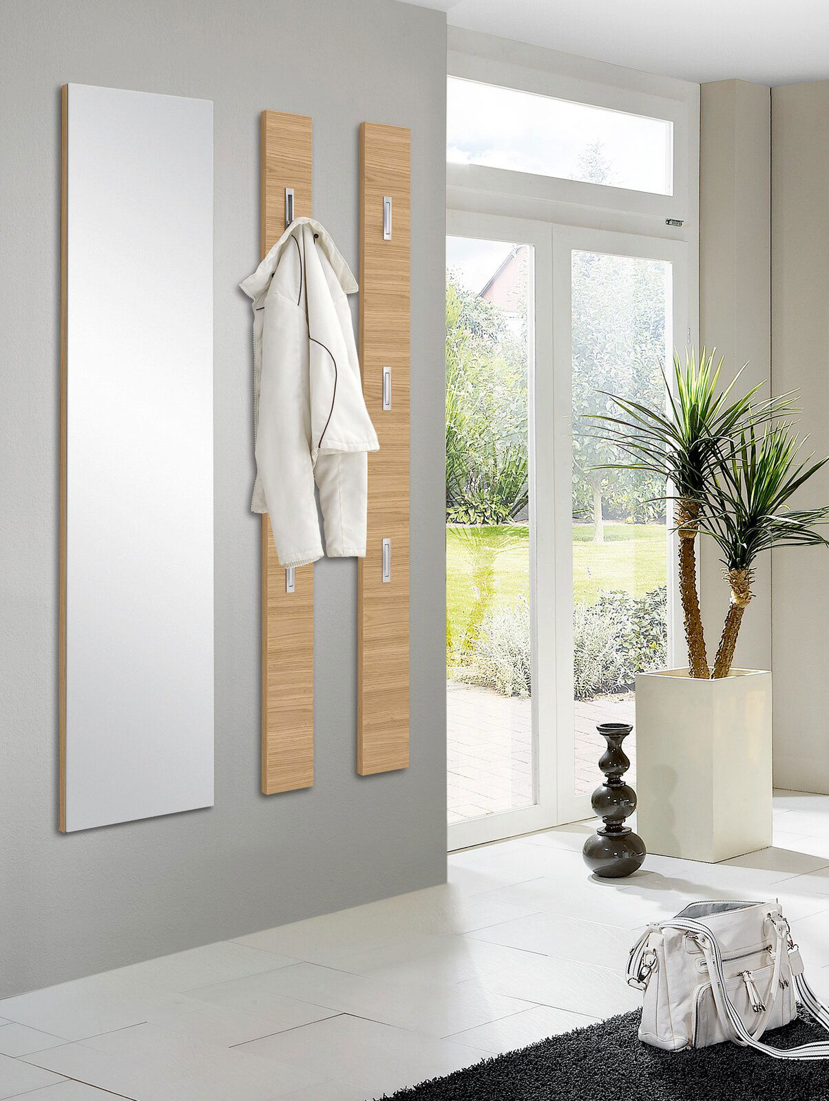 Moderne Garderobenpaneele und Spiegel in einem hellen Raum, seitliche Perspektive.