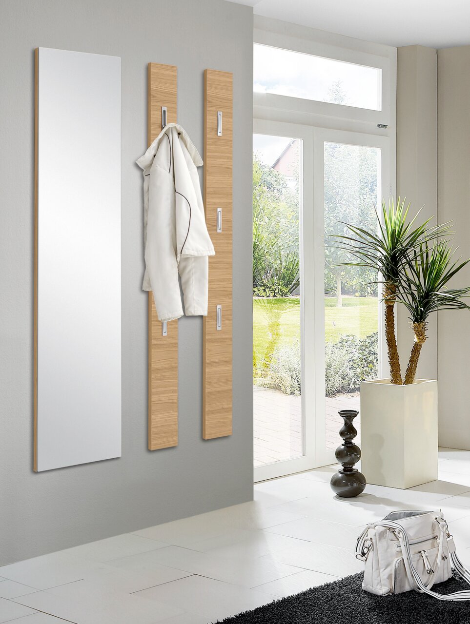 VOSS Garderobenpaneel SOLO Moderne Garderobenpaneele und Spiegel in einem hellen Raum, seitliche Perspektive.