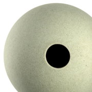Close-up van een lichtgroene keramische vaas met een ronde opening, gezien van bovenaf.