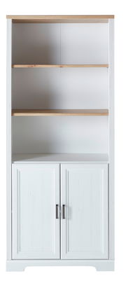 Frontalansicht eines weißen Regalschranks der Serie JUDITH mit Holzböden und zwei Türen unten.