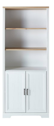 Frontalansicht eines weißen Regalschranks der Serie JUDITH mit Holzböden und zwei Türen unten.