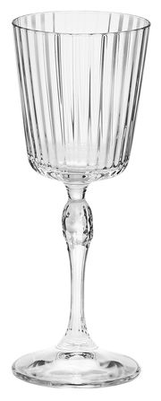 Elegantes Cocktailglas mit geriffeltem Design, seitliche Perspektive.