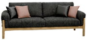 Dunkelgraues 2-Sitzer-Sofa mit strukturiertem Stoffbezug, hellem Holzgestell und vier Zierkissen in Schwarz und Rosé, frontal von vorne fotografiert.
