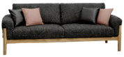 Donkergrijze tweezitsbank met gestructureerde stoffen bekleding, een lichtgekleurd houten frame en vier sierkussens in zwart en roze, van voren gefotografeerd.