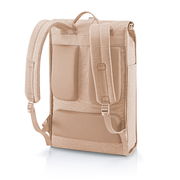 Rückansicht eines beigen Rolltop-Rucksacks mit gepolsterten Schultergurten und atmungsaktiver Rückenpolsterung.