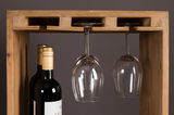 Holz-Weinregal mit zwei Weinflaschen und zwei hängenden Weingläsern, seitliche Perspektive