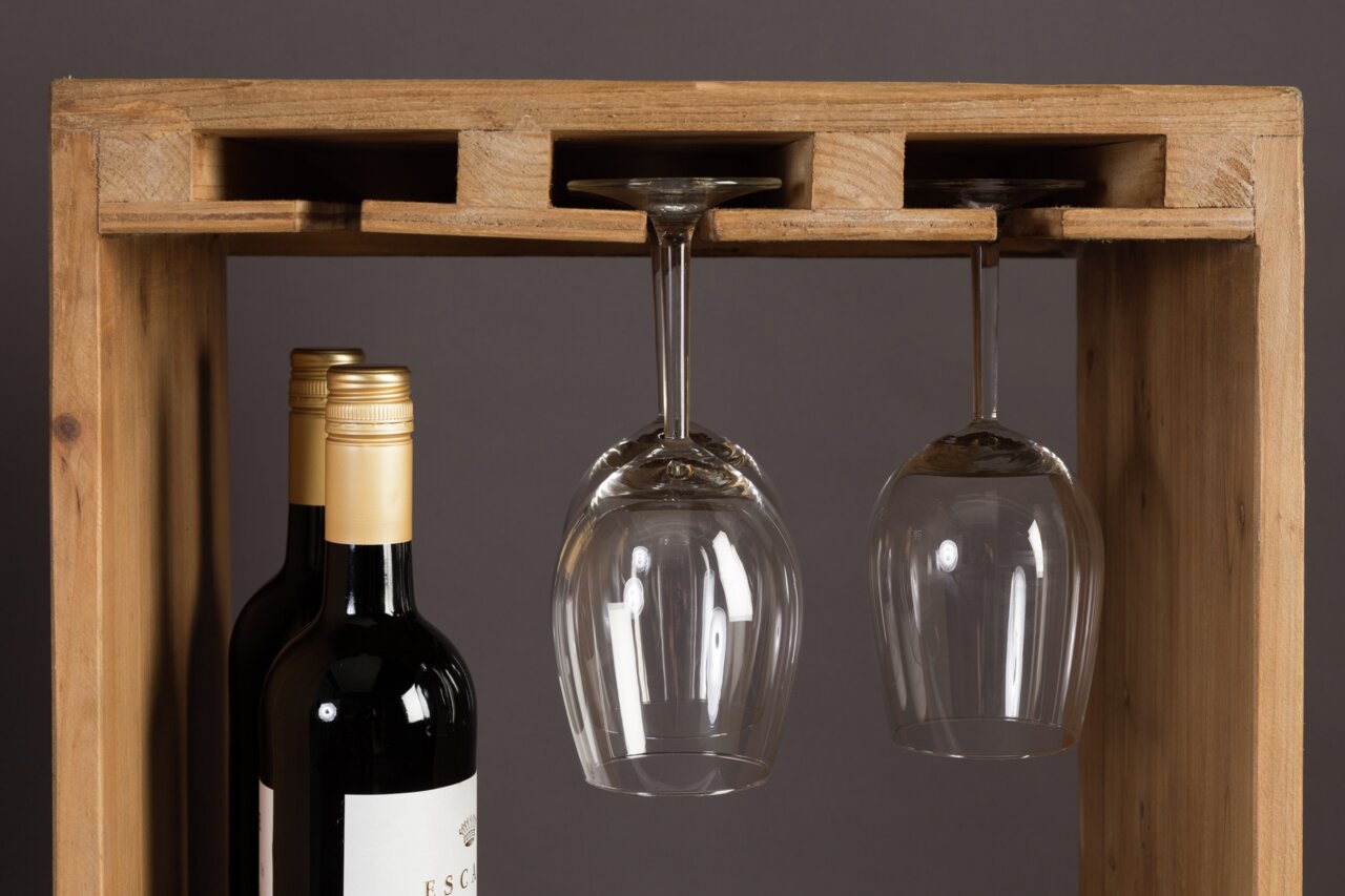 Houten wijnrek met twee wijnflessen en twee hangende wijnglazen, zijaanzicht