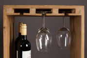 Houten wijnrek met twee wijnflessen en twee hangende wijnglazen, zijaanzicht