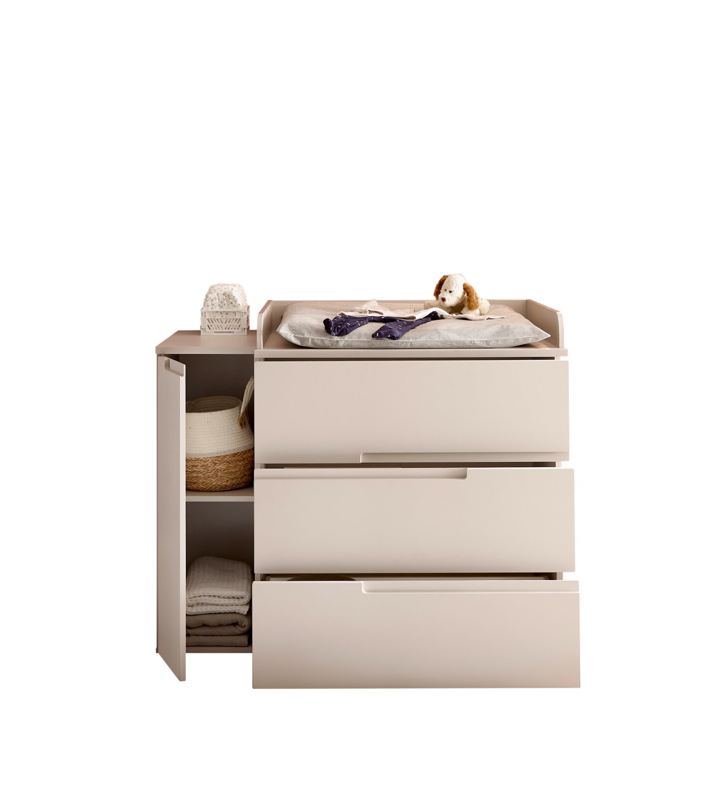 Wickelkommode in Beige mit drei Schubladen und offenem Seitenregal, oben Wickelauflage mit Stofftier; Frontansicht leicht von links auf weißem Hintergrund
