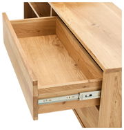 Nahaufnahme eines Eck-Schreibtisches aus Holz mit geöffneter Schublade, Perspektive von oben.