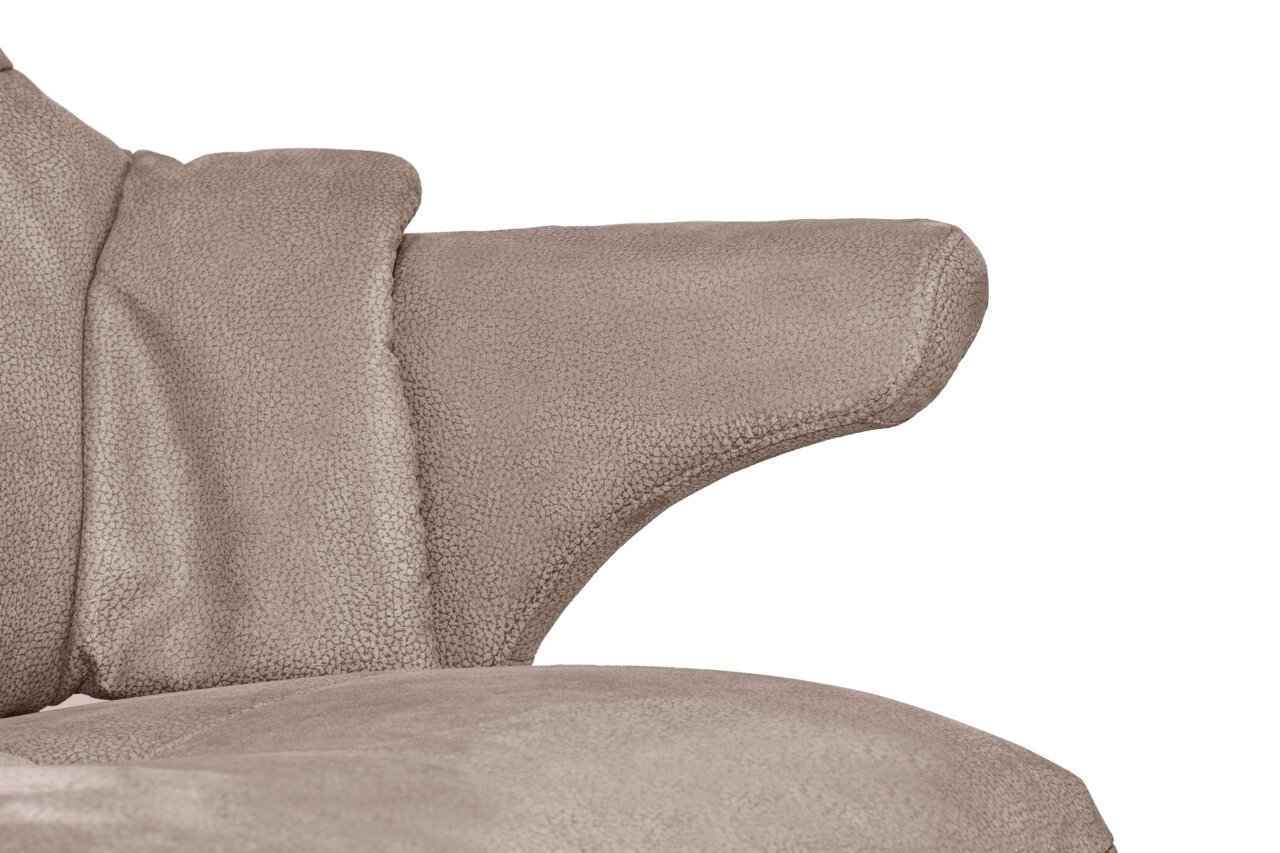 Nahaufnahme eines beigen Chefsessels mit weicher Polsterung, seitliche Perspektive