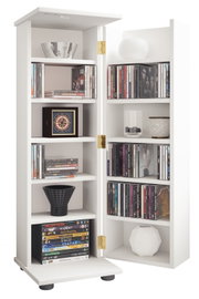 Weißer Eckschrank/Regalschrank mit geöffneten Türen, gefüllt mit CDs und Deko, in frontaler Ansicht mit leicht schräger Perspektive von vorn.