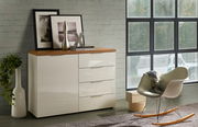 Moderne Kommode mit weißer Hochglanzfront und Holzplatte, seitliche Perspektive