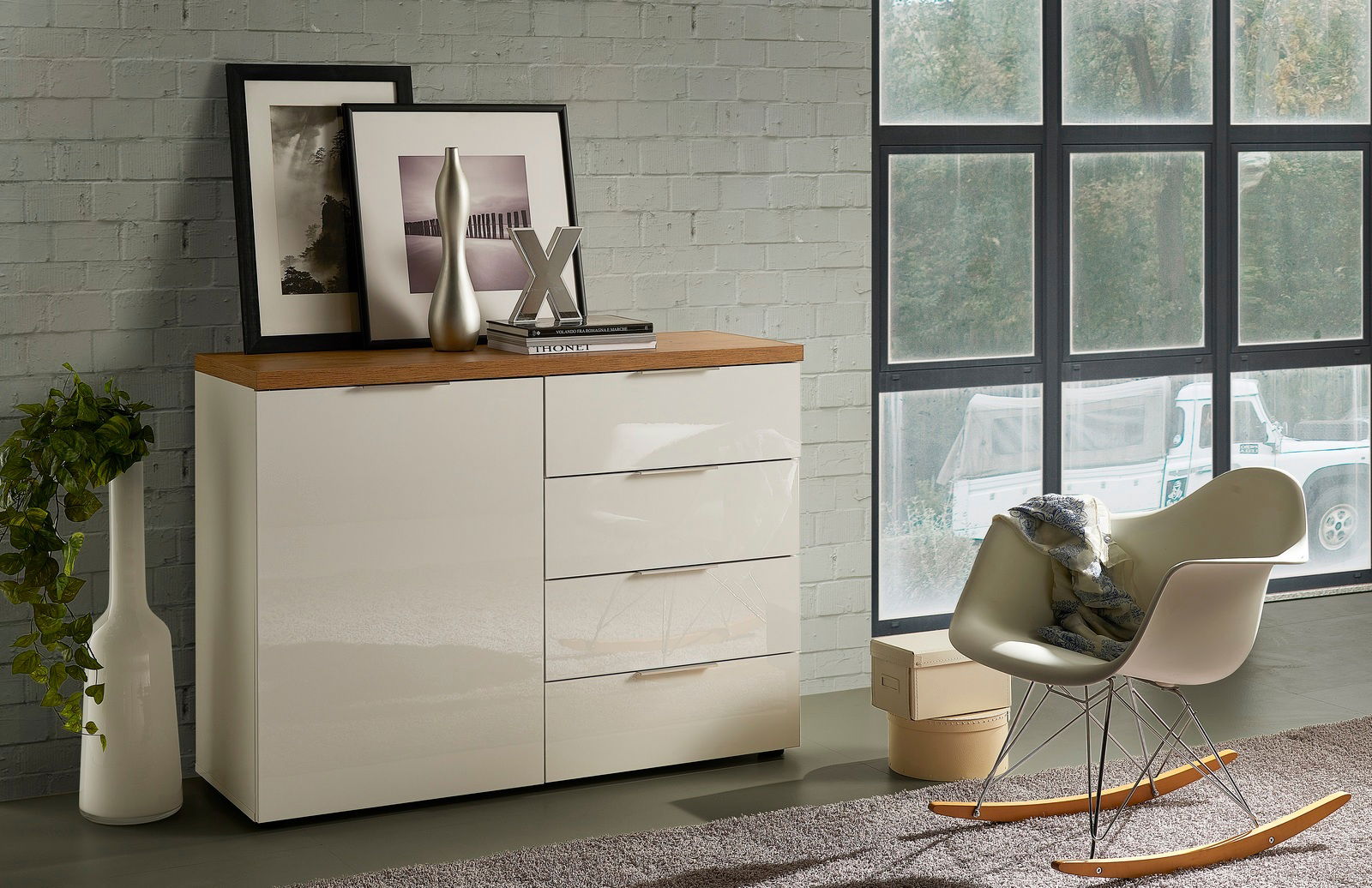 Moderne Kommode mit weißer Hochglanzfront und Holzplatte, seitliche Perspektive