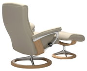 Beige fauteuil met bijpassende voetenbank, zijaanzicht
