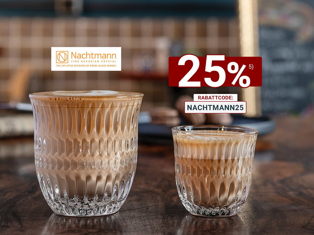 Zwei strukturierte Nachtmann Kristallgläser mit Latte Macchiato und Espresso auf Holztisch in stilvollem Café-Ambiente.