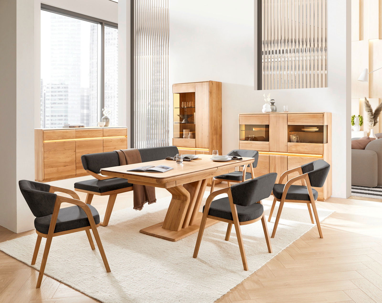 Linea Natura Highboard BERGEN Moderner Essbereich mit Holztisch, Stühlen und Bänken in einem hellen Raum, seitliche Perspektive