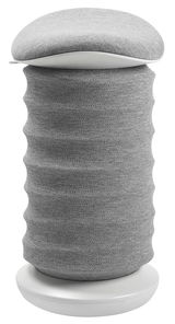 Grauer Aktiv-Sitzhocker mit wellenförmigem Stoffbezug, seitliche Perspektive