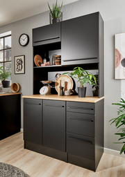 Moderner schwarzer Buffet-Schrank mit Holzarbeitsplatte, dekoriert mit Pflanzen und Küchenutensilien, aus frontaler Perspektive.