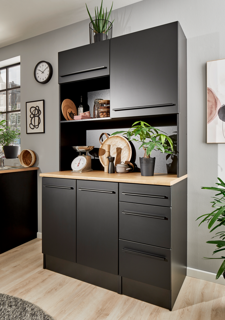 Moderner schwarzer Buffet-Schrank mit Holzarbeitsplatte, dekoriert mit Pflanzen und Küchenutensilien, aus frontaler Perspektive.