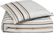 Bugatti beddengoedset met bijpassende kussensloop, wit met grijze, zwarte en oranje strepen, gefotografeerd in schuin vooraanzicht (driekwart) opgevouwen.