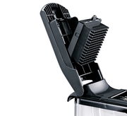 Nahaufnahme eines schwarzen Zwiebel- und Gemüsewürflers mit geöffnetem Deckel, seitliche Perspektive.