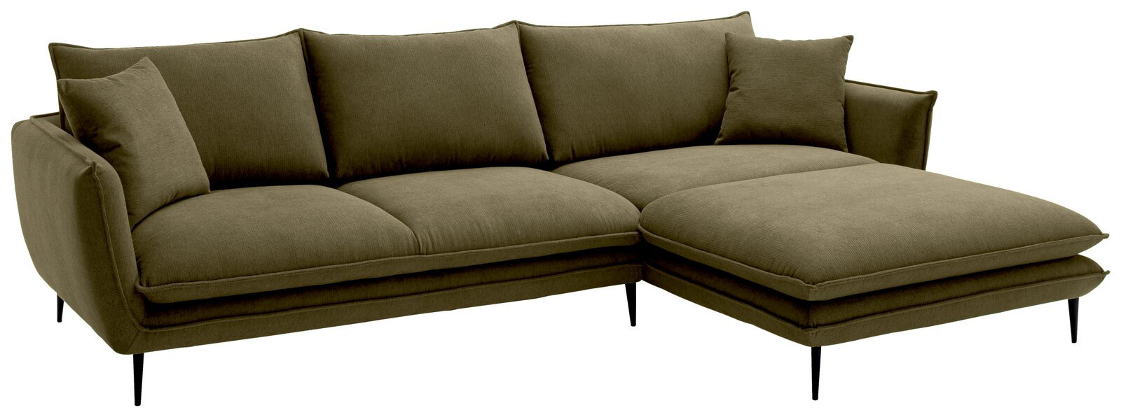 Olivgrünes Stoff-Ecksofa mit rechter Ottomane/Longchair, drei Rückenkissen und zwei Zierkissen auf schwarzen Metallfüßen, freigestellt, Perspektive: schräg von vorne