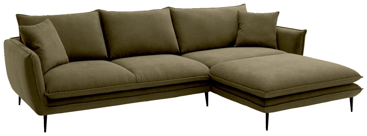 Olijfgroene stoffen hoekbank met ottomane/longchair aan de rechterkant, drie rugkussens en twee sierkussens op zwarte metalen poten, vrijstaand, perspectief: schuin van voren