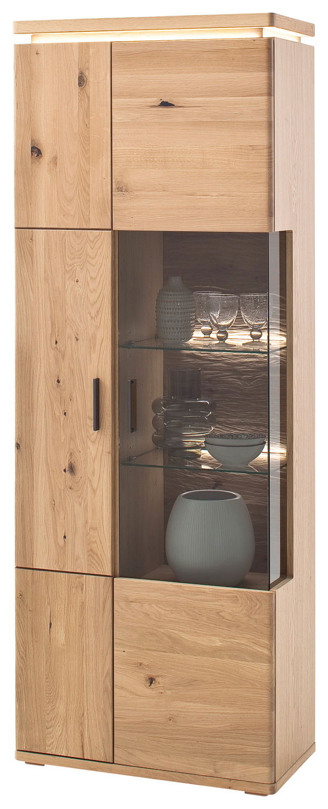 Vitrine aus Holz mit Glastür, seitlicher Perspektive, beleuchtet, mit dekorativen Objekten auf Glasböden.