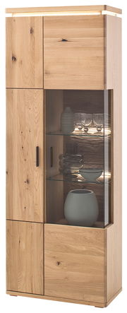 Vitrine aus Holz mit Glastür, seitlicher Perspektive, beleuchtet, mit dekorativen Objekten auf Glasböden.