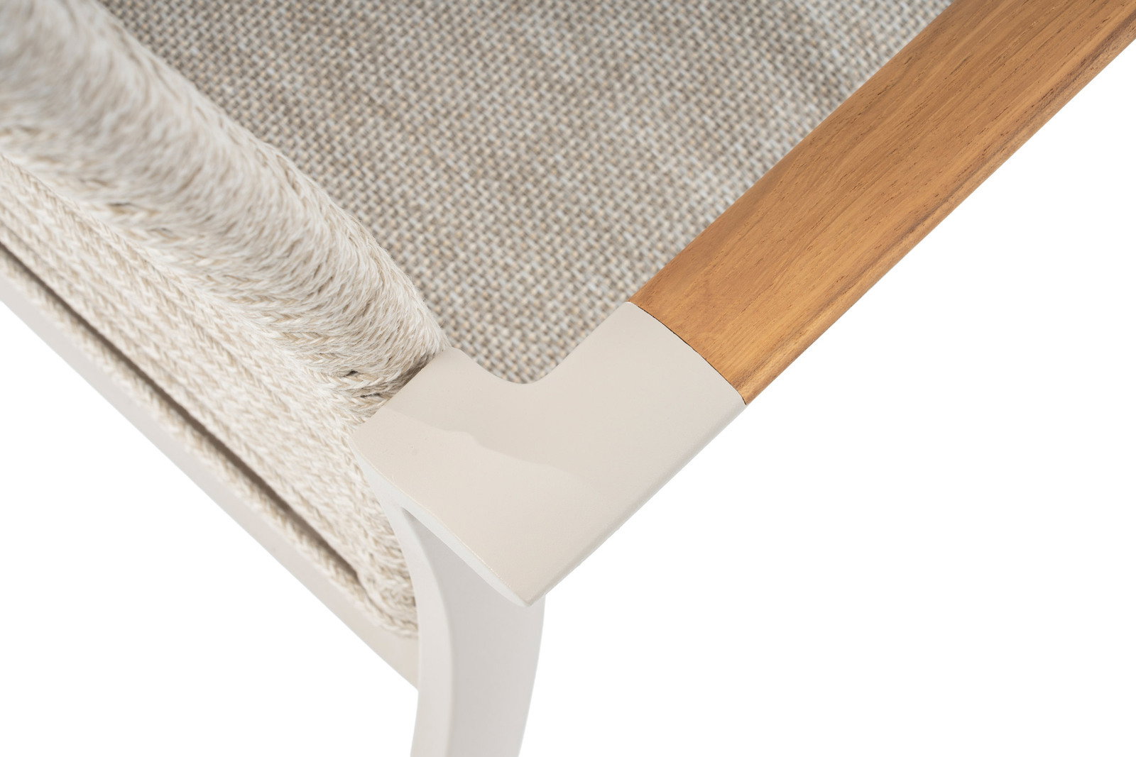 Nahaufnahme eines Stapelsessels mit Holzarmlehne und beigem Geflecht, von oben betrachtet.