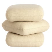 Drei übereinander gestapelte, beige Sitzpuffs aus Stoff, seitliche Perspektive