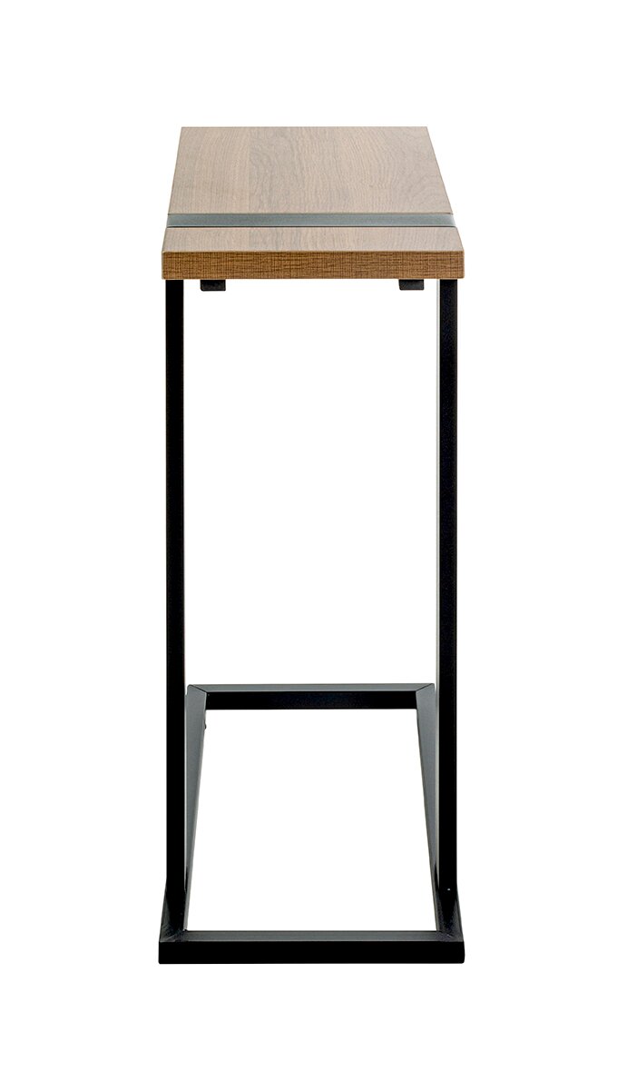 Schmaler Beistelltisch/Konsolentisch mit heller Holzplatte und schwarzem Metallgestell, frontale Ansicht auf weißem Hintergrund