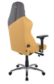 Rückansicht eines Gaming-Stuhls mit gelber und grauer Polsterung, verstellbaren Armlehnen und einem stabilen Metallfuß.