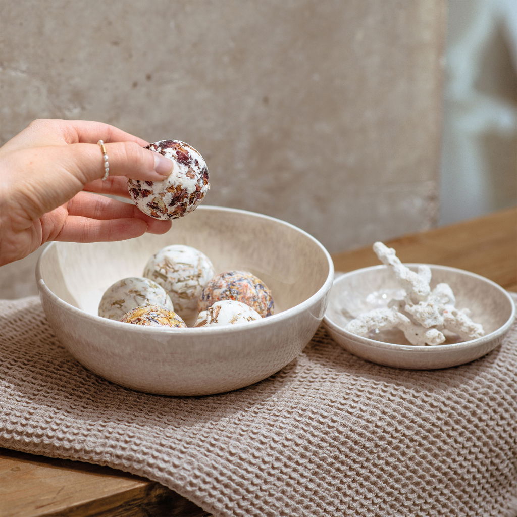 Keramikschale mit dekorativen Kugeln, seitliche Perspektive