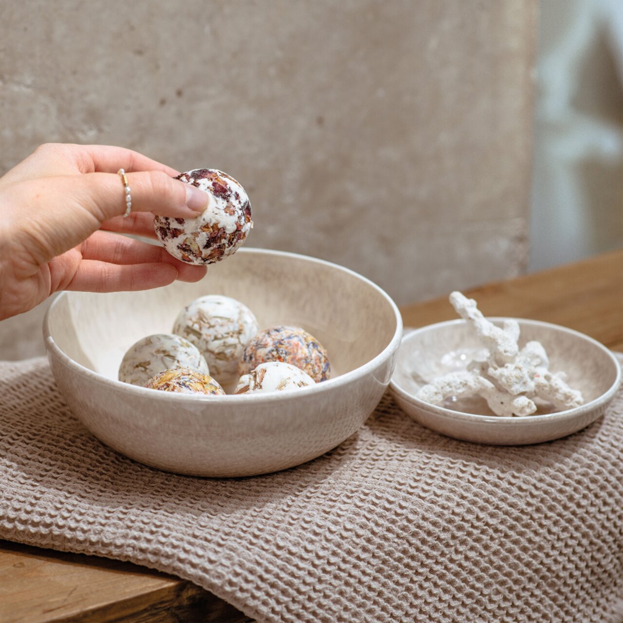 Keramikschale mit dekorativen Kugeln, seitliche Perspektive