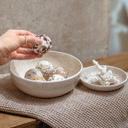 Keramikschale mit dekorativen Kugeln, seitliche Perspektive