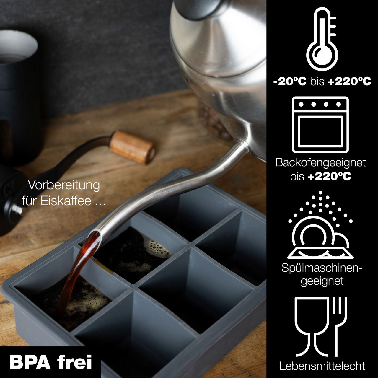 Eiswürfelform aus Silikon, geeignet für Temperaturen von -20°C bis +220°C, spülmaschinenfest und lebensmittelecht. Perspektive von oben mit einem Wasserkocher, der Flüssigkeit in die Form gießt. BPA-frei.