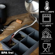 Eiswürfelform aus Silikon, geeignet für Temperaturen von -20°C bis +220°C, spülmaschinenfest und lebensmittelecht. Perspektive von oben mit einem Wasserkocher, der Flüssigkeit in die Form gießt. BPA-frei.