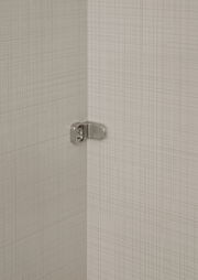 Nahaufnahme eines Scharniers in einem Schwebetürenschrank, seitliche Perspektive.