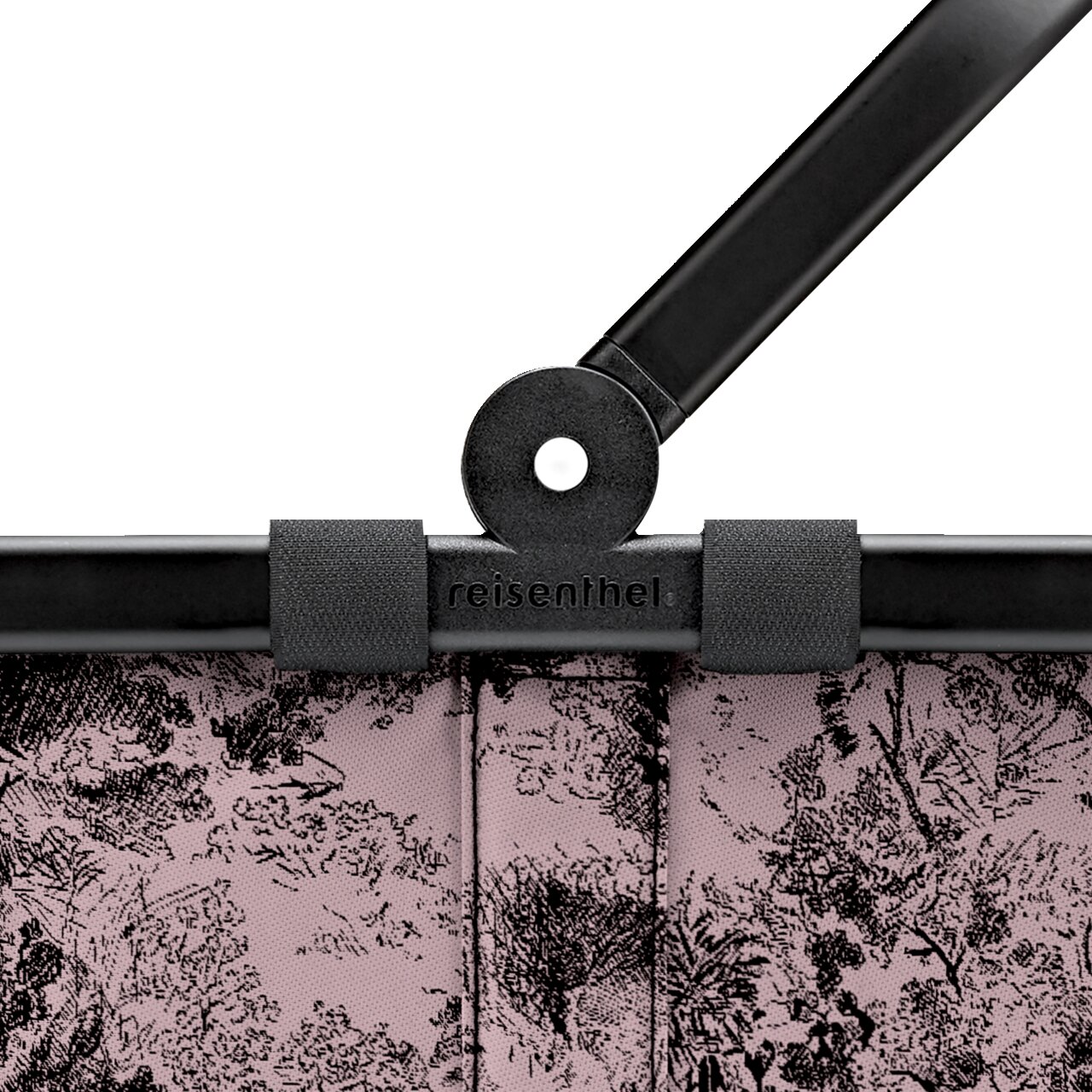 Nahaufnahme eines Reisenthel carrybag mit floralem Muster und schwarzem Griff.
