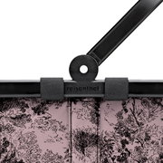 Nahaufnahme eines Reisenthel carrybag mit floralem Muster und schwarzem Griff.