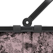 Nahaufnahme eines Reisenthel carrybag mit floralem Muster und schwarzem Griff.