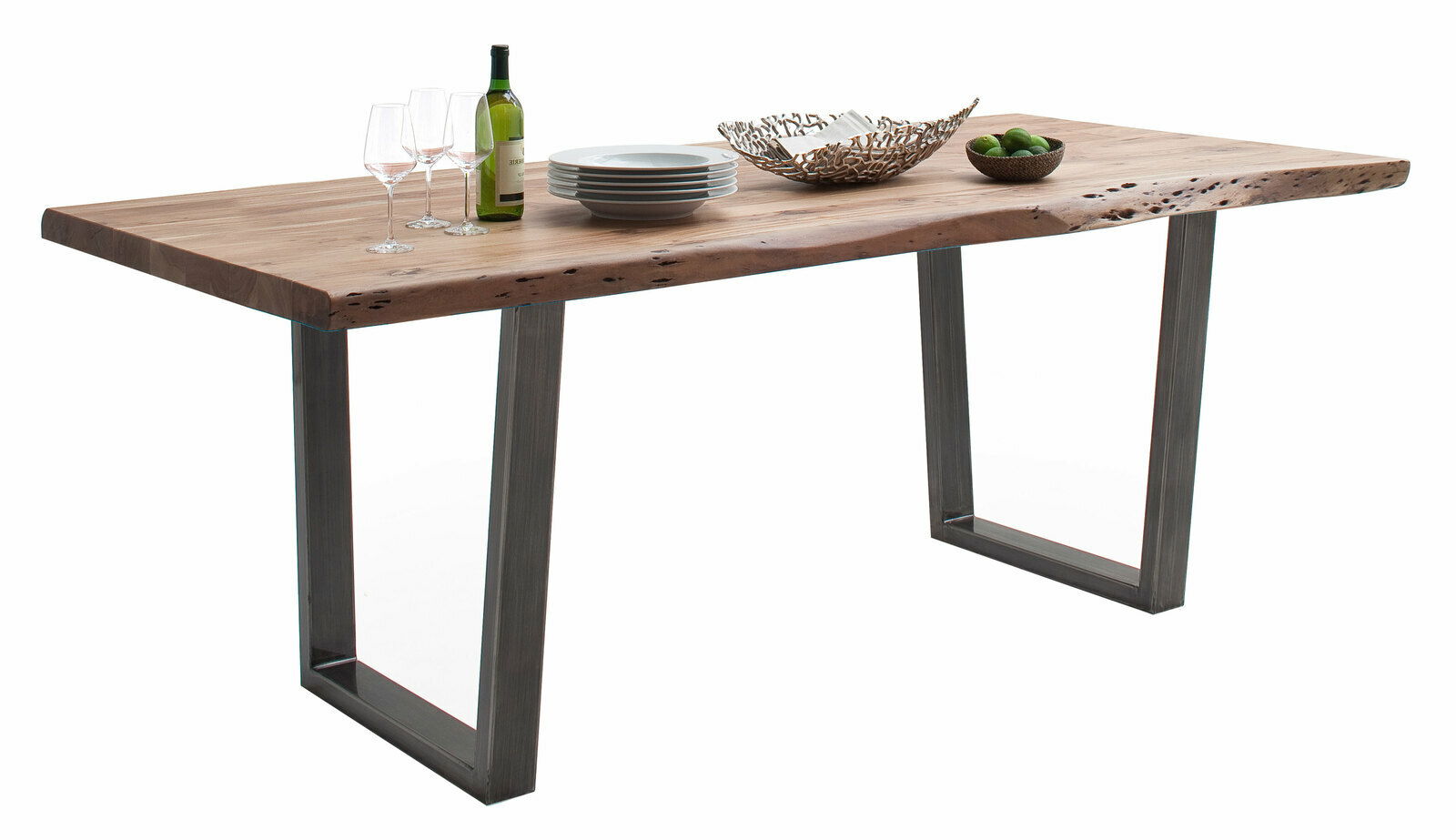 Moderner Esstisch aus Holz mit Metallbeinen, seitliche Perspektive, dekoriert mit Geschirr und einer Flasche Wein.