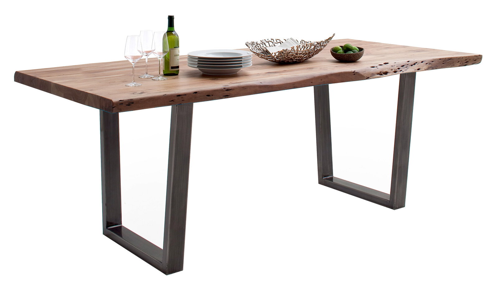 Moderner Esstisch aus Holz mit Metallbeinen, seitliche Perspektive, dekoriert mit Geschirr und einer Flasche Wein.